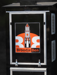 848632 Afbeelding van het beeldmerk van 'Broodje Ben', met een gestileerde Domtoren, op de zijkant van de rijdende ...